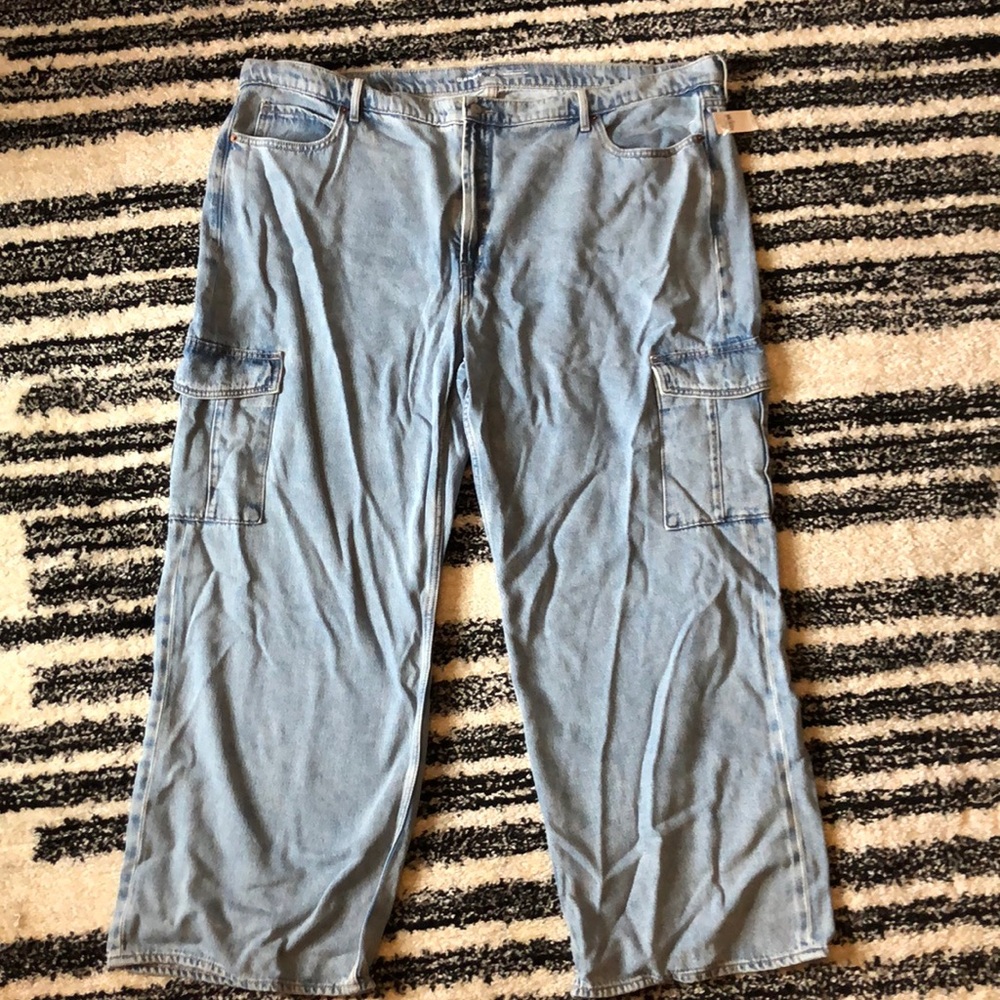 Extra high rise sky-hi wide leg secret smooth pockets. Old navy jeans.